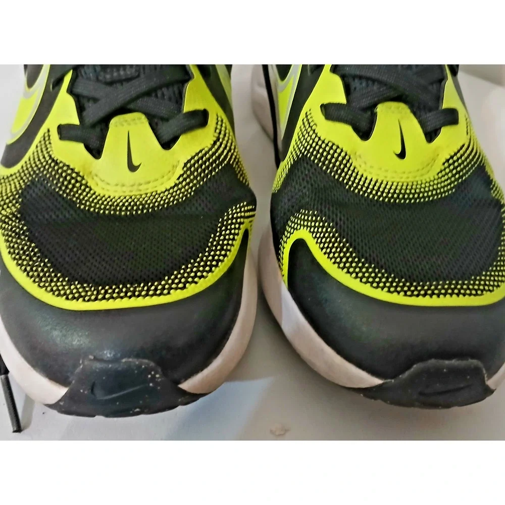 Nike Cosmic Runner Big Kids Running Shoes Youth 6/Mens 6 Neon Durable Futuristic